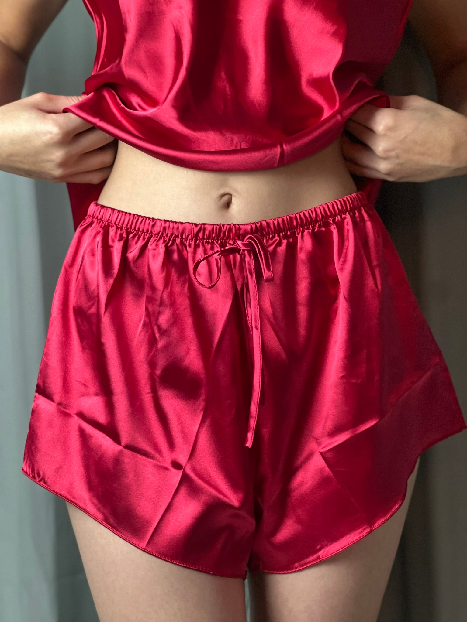 Conjunto de Pijama com Amarração na Cintura e Renda Contrastante – Premium
