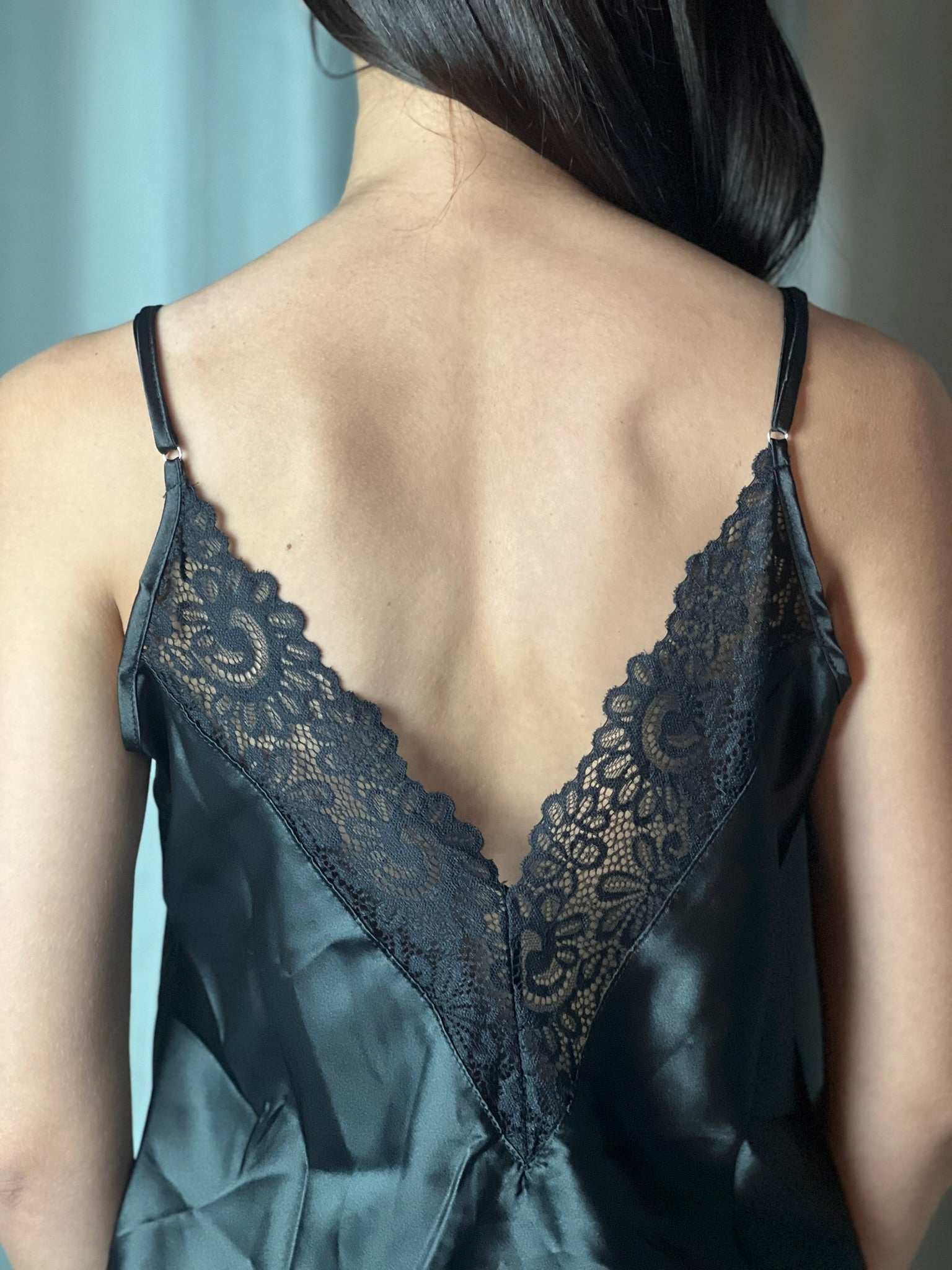 Conjunto de Pijama com Amarração na Cintura e Renda Contrastante – Premium