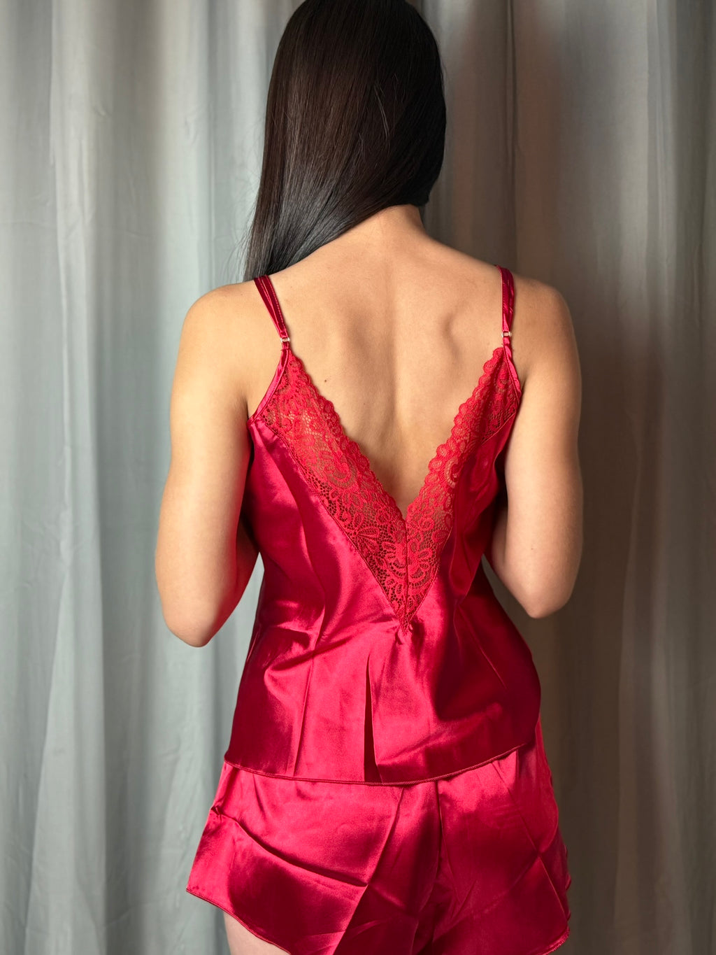 Conjunto de Pijama com Amarração na Cintura e Renda Contrastante – Premium